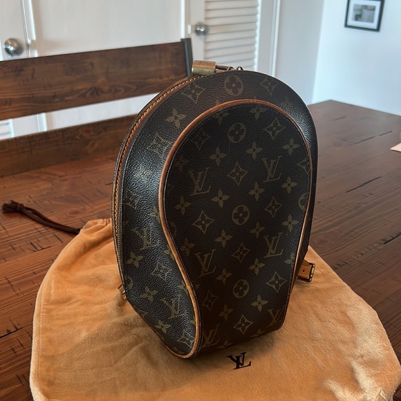 Authentic Louis Vuitton!!! Ellipse backpack, sac a dos. Adjustable straps!!! - Picture 9 of 11